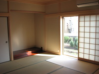 玄関横の和室。お客さんが集まるための和風で落ち着ける空間。